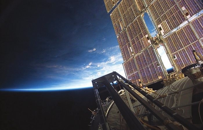 Obr. 1 Pohled na východ slunce z International Space Station (zdroj: ESA/Thomas Reiter)